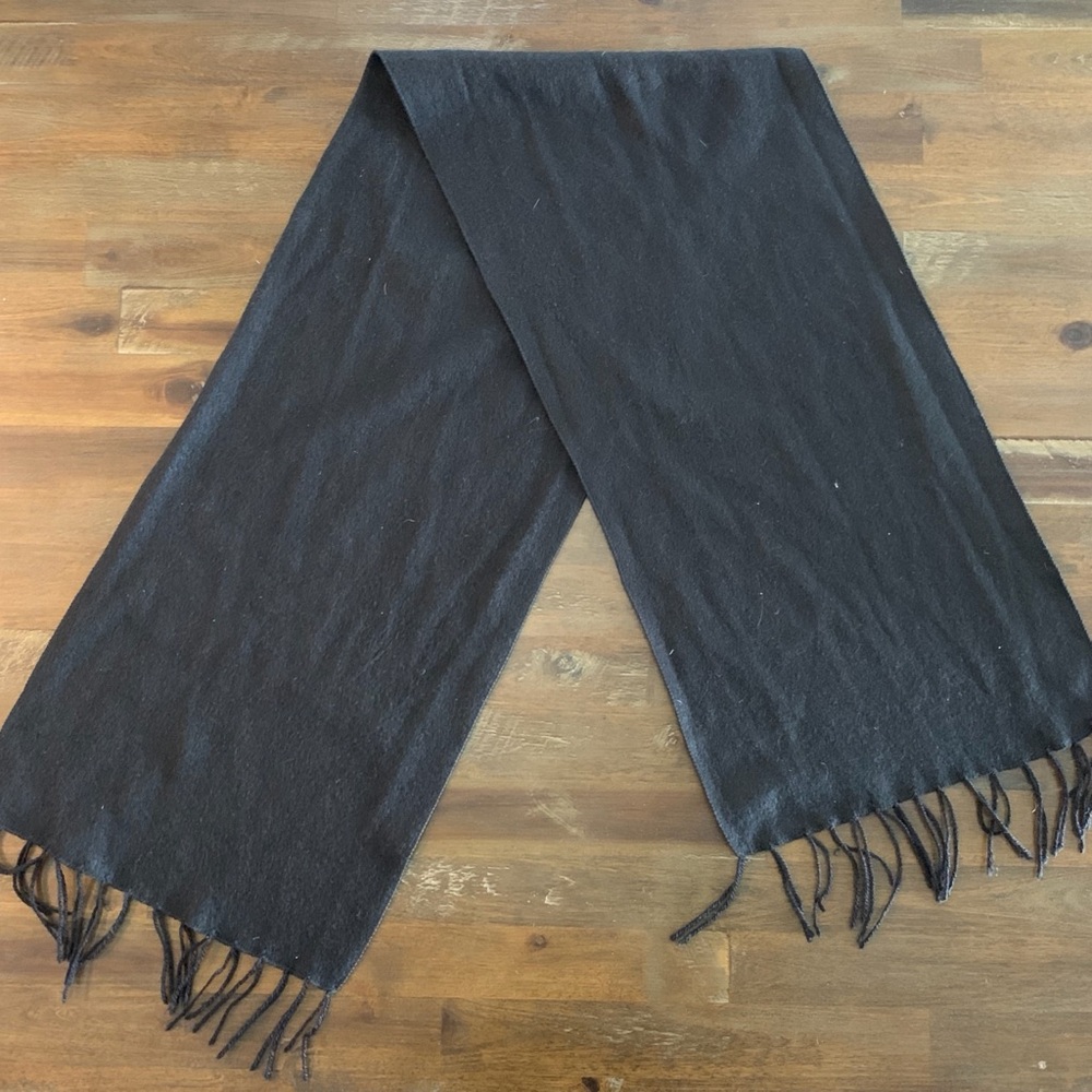 ✅ Basic black felt scarf. Never used. Brand unknown.